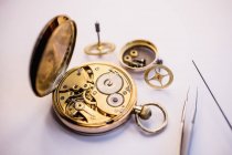 Vecchia macchina da orologio da tasca con ingranaggi — Foto stock