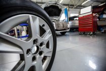 Крупный план колеса автомобиля в ремонтном гараже — стоковое фото