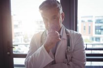 Портрет доктора со стетоскопом в больнице — стоковое фото