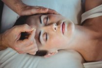 Fisioterapeuta do sexo masculino dando tratamento de acupuntura para paciente do sexo feminino na clínica — Fotografia de Stock