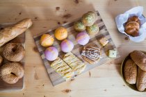 Vue de dessus des cupcakes sur plateau en bois à la cafétéria — Photo de stock