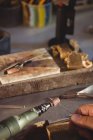 Abgeschnittenes Bild des Goldschmieds mit Handstückmaschine in der Werkstatt — Stockfoto