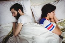 Pareja durmiendo juntos en la cama en el dormitorio - foto de stock
