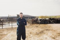 Портрет уверенного работника фермы, стоящего с оружием, скрещенным на поле — стоковое фото