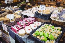 Vari alimenti dolci in mostra al supermercato — Foto stock