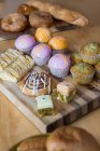 Close up of cupcakes on wooden tray in cafeteria — Stock Photo