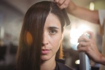 Friseur stylt Kundenfrisur im Salon — Stockfoto