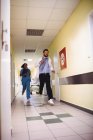 Врач и медсестра бегают по больничному коридору во время чрезвычайной ситуации — стоковое фото