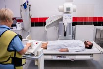 Пациент мужского пола проходит рентгеновский анализ в больнице — стоковое фото