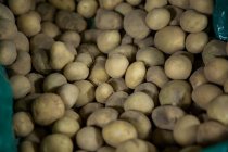 Gros plan sur les pommes de terre fraîches au supermarché — Photo de stock