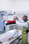 Médecin utilisant un appareil à rayons X pour examiner le patient à l'hôpital — Photo de stock