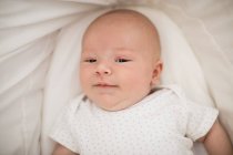 Gros plan du bébé couché dans le panier de moses à la maison — Photo de stock