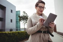 Junge Frau nutzt digitales Tablet auf Fußweg — Stockfoto