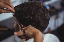 Homem recebendo seu cabelo aparado no salão — Fotografia de Stock