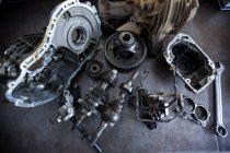 Запасные части автомобиля в ремонтном гараже — стоковое фото