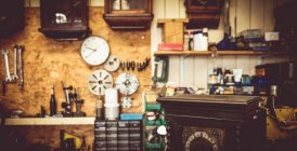 Antiguo taller de relojería con herramientas de reparación de relojes, equipos y relojes en la pared - foto de stock