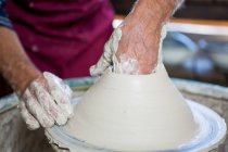Section médiane du potier faisant le pot dans l'atelier de poterie — Photo de stock