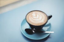 Nahaufnahme von Kaffee, der im Restaurant auf dem Tisch serviert wird — Stockfoto