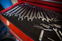 Set di strumenti di lavoro in cassetta degli attrezzi al garage di riparazione — Foto stock