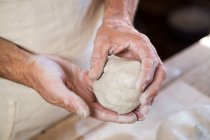 Середина гончарної форми глини в керамічній майстерні — стокове фото