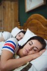 Couple dormant ensemble sur le lit dans la chambre — Photo de stock