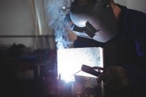 Soldadura soldadora de metal en el taller - foto de stock