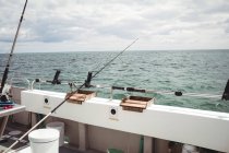 Tiges de pêche sur un bateau de pêche en mer — Photo de stock
