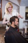 Мужчина стрижется в парикмахерской — стоковое фото