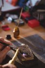 Imagem cortada do anel de artesanato Goldsmith por queimador na oficina — Fotografia de Stock