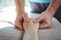Imagen recortada de fisioterapeuta masculino dando masaje de manos a paciente femenino en clínica - foto de stock