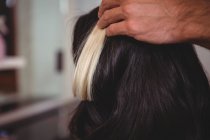 Imagem recortada de Cabeleireiro masculino styling clientes cabelo no salão — Fotografia de Stock