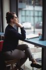 Бізнес-леді сидить за столом в кафе — стокове фото