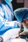 Хірурги виконання операції в операційній залі лікарні — стокове фото