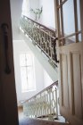 Пустые современные лестницы в интерьере больницы — стоковое фото