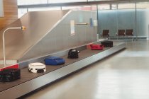 Багаж на багажній каруселі в терміналі аеропорту — стокове фото