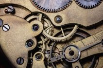Close-up de máquina de relógio de bolso antigo com engrenagens — Fotografia de Stock