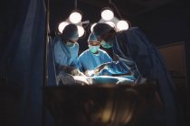 Команда хірургів, що виконують операцію в операційній кімнаті в лікарні — стокове фото