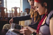Junges Paar sucht Fotoalbum, während es zu Hause sitzt — Stockfoto