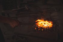 Закри ковальські нагрівання металу підкова у кузня на вугілля — стокове фото