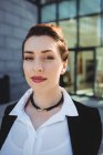 Портрет уверенной деловой женщины, стоящей снаружи офисного здания — стоковое фото