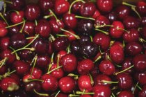 Primer plano de las cerezas rojas en el supermercado - foto de stock