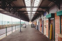 Empty railroad station platform — Stock Photo