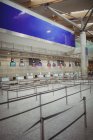Balcões de check-in vazios no terminal do aeroporto — Fotografia de Stock