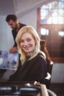 Портрет усміхненої жінки в перукарні — стокове фото