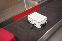 Багаж на багажной карусели в терминале аэропорта — стоковое фото
