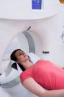 Пациент лежит на аппарате МРТ в кабинете сканирования в больнице — стоковое фото