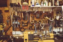 Alte Uhrmacherwerkstatt mit Uhrenreparaturwerkzeugen, Geräten und Maschinen — Stockfoto