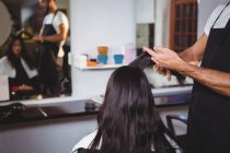 Frau lässt sich im Salon die Haare schneiden — Stockfoto