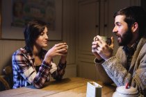 Пара має каву разом вдома — стокове фото