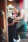 Un homme se fait raser la barbe dans un salon de coiffure — Photo de stock